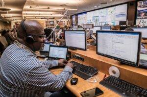 A call center agent assists a customer with the help of contact center AI technology